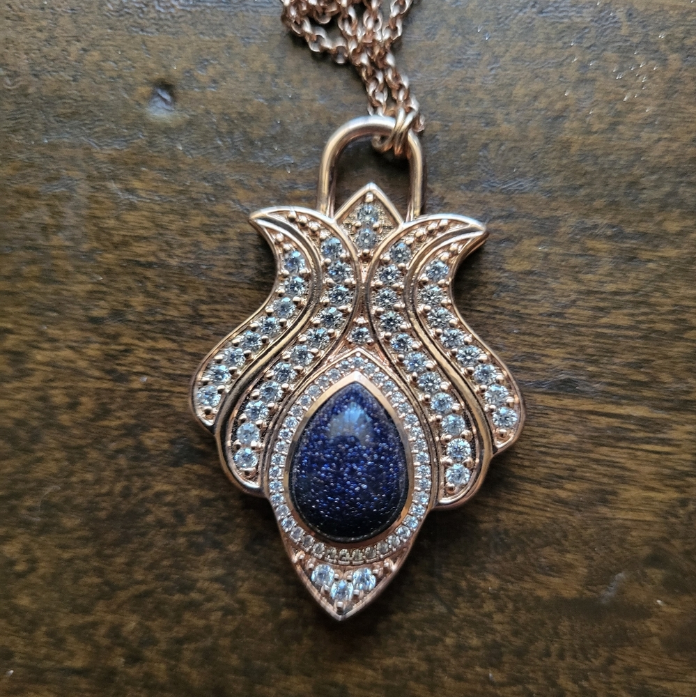 Hespera Tulip Lock Necklace
